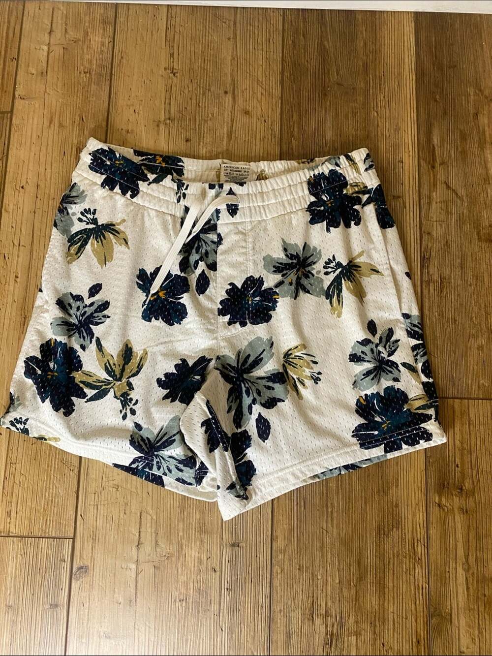 American Eagle cream men print Drawstring Shorts Small fits waist size 29-31